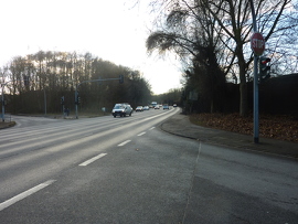 Die B224 an der Kreuzung mit der Goethe- bzw. der Steinstraße (Blickrichtung Südwest)