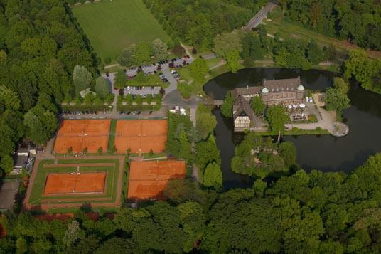 Das Bild zeigt die Tennisanlage rund um das Schloss Wittringen Das Bild zeigt die Tennisanlage rund um das Schloss Wittringen
